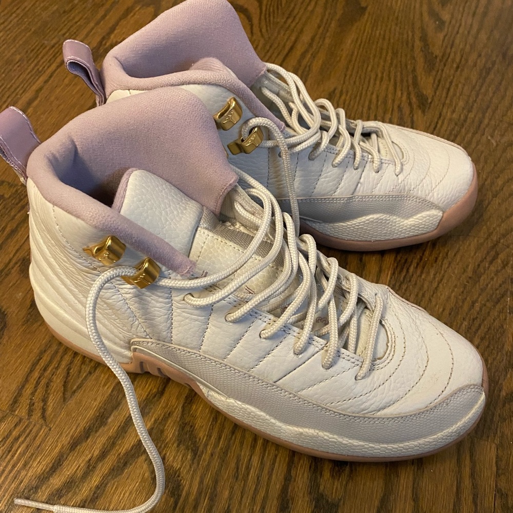 Air Jordan women basketball shoes fits US size 7.5 great condition